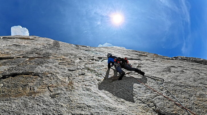 Tasio Martin headwall-eko 7a+ mailako luze batean; goian eskuinean tontorraren elur-onddoa ikusten da.