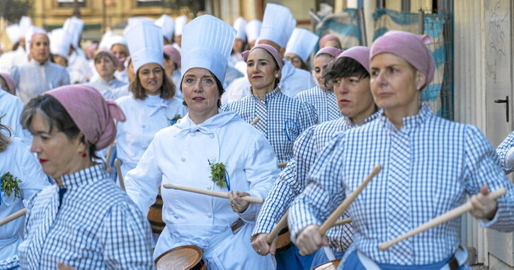 Goian, umore ona danborradan, eta haurrak Alderdi Ederren. Eskuinean, Isabel Verdinik Urrezko Danborra jaso zuen unea.