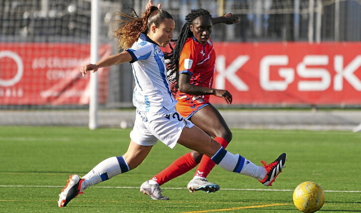 Emma intenta controlar el balón ante Simon.