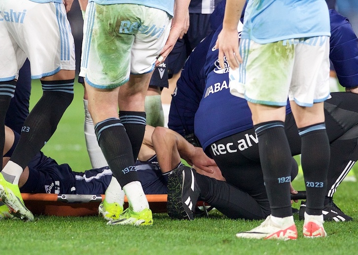 Aihen Muñoz, con aparente signos de dolor, es atendido en el verde de Balaídos.