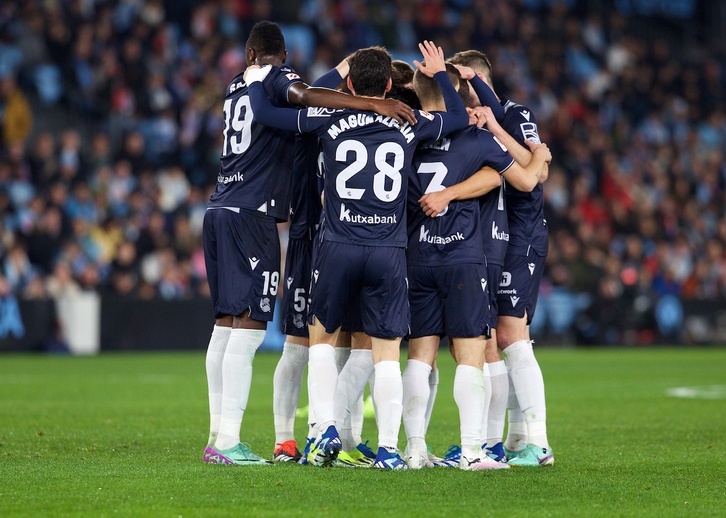 Los donostiarras celebran el único gol del partido, obra de Brais Méndez. 