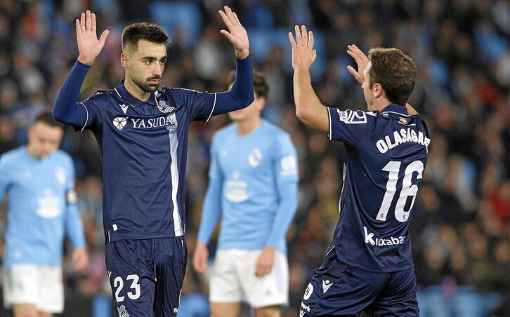 Brais Méndez, junto a Olasagasti, no quiso celebrar el gol ante su ex-equipo.