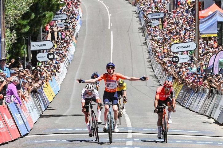 Stephen Williams celebra con el maillot naranja de líder su victoria por delante de Narváez y Del Toro.