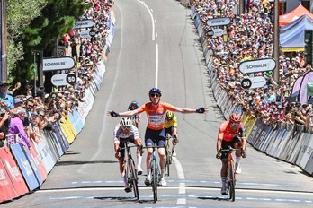 Stephen Williams celebra con el maillot naranja de líder su victoria por delante de Narváez y Del Toro.