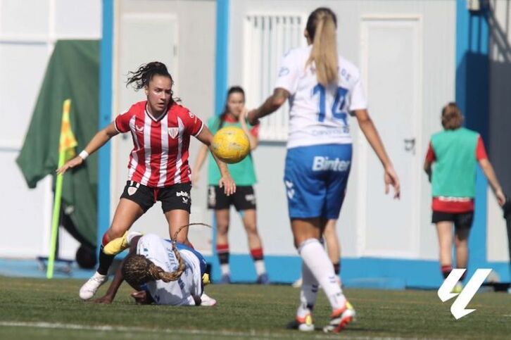 Babajide intenta frenar a Nerea Nevado, autora del gol rojiblanco.