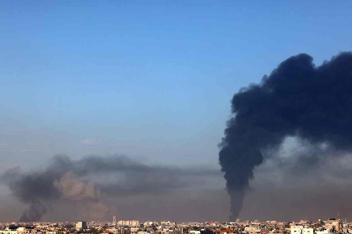 Israelen bonbardaketa gaur bertan, Khan Yunisen, Gazako Zerrendaren hegoaldean.