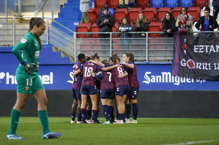 Las azulgranas celebran el gol de Espe Pizarro, que sentenciaba el choque a la hora de juego.