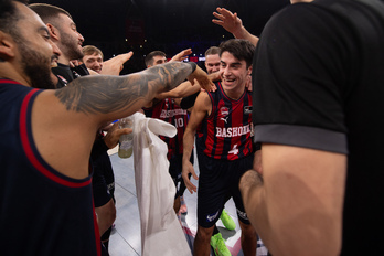Joseba Kerejeta, felicitado y «bautizado» por sus compañeros tras debutar en la Liga ACB, con canasta incluida.