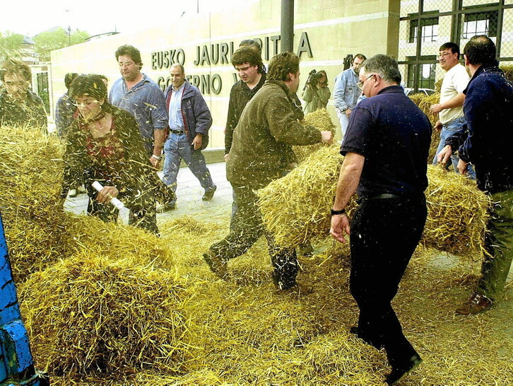Protesta de EHNE ante la sede del Gobierno de Lakua por las escasas ayudas recibidas por los agricultores.