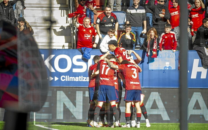 Los jugadores de Osasuna celebran el tanto inicial marcado por Raúl García de Haro.
