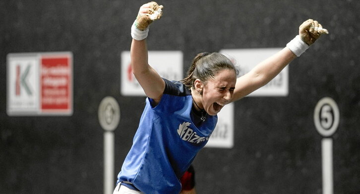 Leire Garai gasteiztarra, Binakako Torneoko finalean, garaipena gogoz ospatzen; bere bigarren txapela jantzi du lehiaketa honetan.