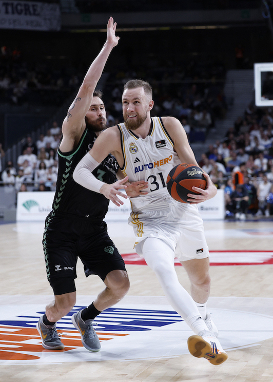 Keith Hornsby, ante la difícil tarea de defender a Dzanan Musa el día de su debut en la Liga ACB.