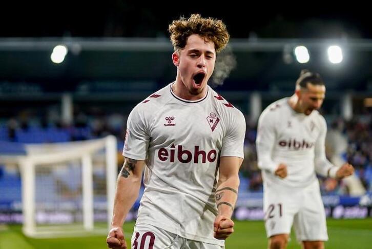 Soriano celebra el 0-2, que llegaba poco antes del descanso.