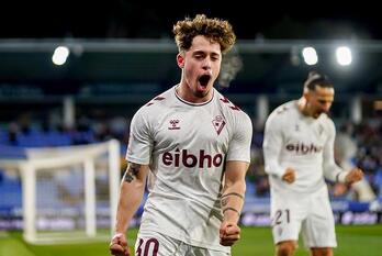 Soriano celebra el 0-2, que llegaba poco antes del descanso.