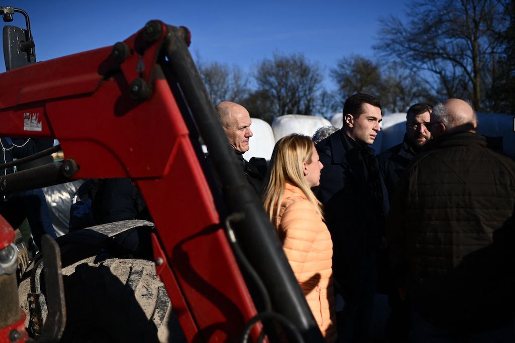 Christophe ARCHAMBAULT / AFP Jordan Bardella (RN), junto a agricultores en Queyrac.