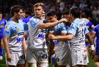 Los jugadores de Aviron celebran el primer ensayo ante Exeter. 