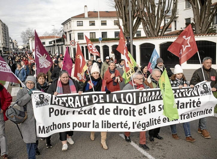Cabecera de la manifestación que recorrió Baiona contra la nueva ley de migración.