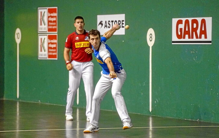 Julen Martijak asko gozatu zuen Eibarren, eta bi pilota sartu zituen argi-argi errebotean.