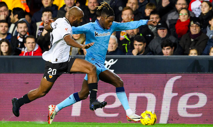 Nico Williamsek arazoak izan zituen Valentzian Foulquierri aurre egiteko. (@AthleticClub) Nico Williamsek arazoak izan zituen Valentzian Foulquierri aurre egiteko. (@AthleticClub)