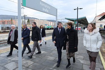 Jose Antonio Santano y María Chivite, hoy en la estación de Iruñea.