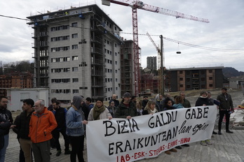 Errenterian izandako lan heriotza salatzeko gehiengo sindikalaren elkarretaratzea.