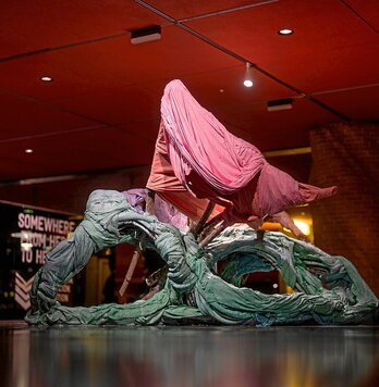 Esta pieza, titulada “Arrebol”, es una de las obras de Elena Aitzkoa, en este caso realizada en colaboración con el artista Josu Bilbao. Una propuesta que puede verse en la Alhóndiga de Bilbo hasta finales de este año.