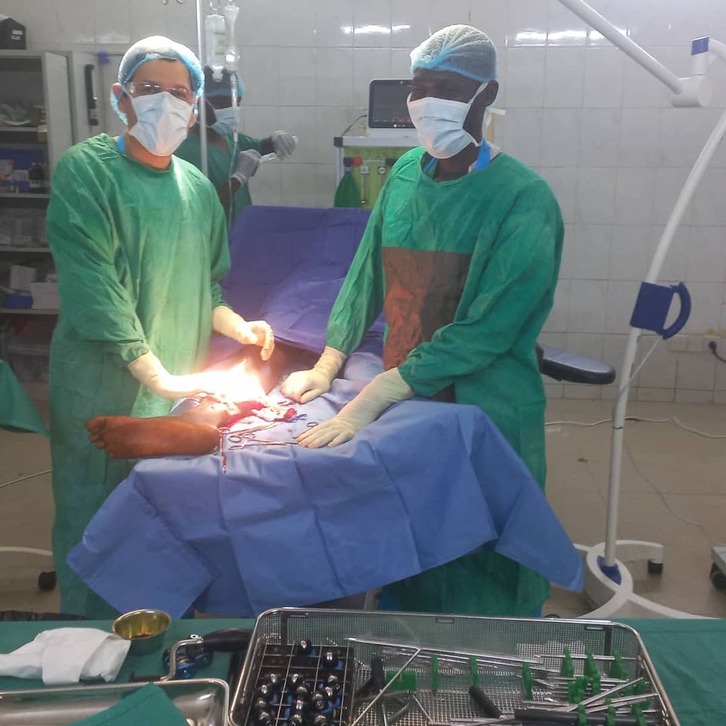 El médico cirujano de Médicos Sin Fronteras Aldo Rodríguez durante una intervención en Sudán en agosto de 2023.