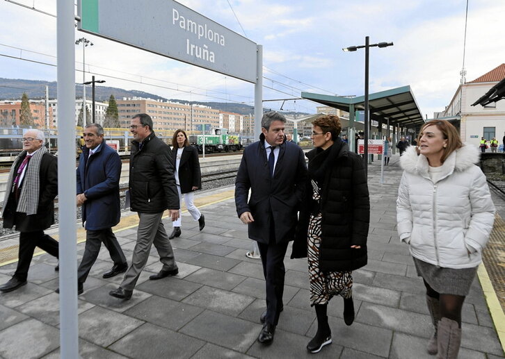 Santano y Chivite, en la estación del tren de Iruñea.