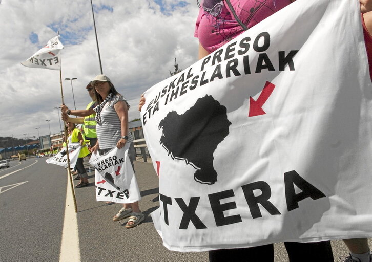 Euskal preso politikoen sakabanatzea salatzeko mobilizazioak egiten ziren euskal errepideetan oporraldi hasieran. Irudian, Arrigorriagako elkarretaratzea, 2009an.