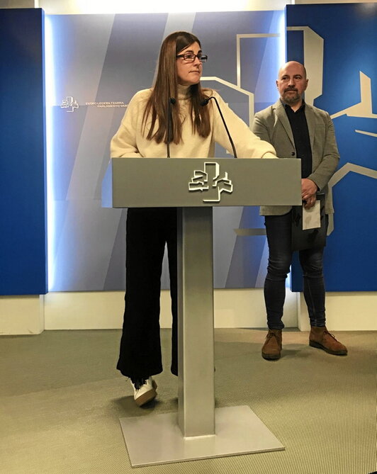 Miren Gorrotxategi, acompañada de Arkaitz Gorritxo, de Elkarrekin Podemos-IU, y Oihana Etxebarrieta, de EH Bildu.