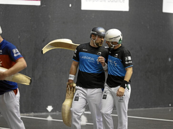 Olharan-Del Río se abrazan para celebrar una victoria.