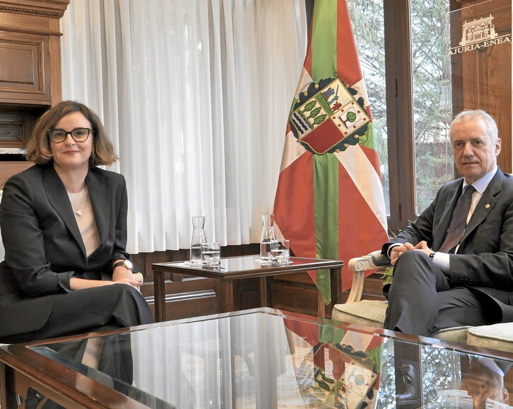 Elixabete Etxanobe e Iñigo Urkullu, en el encuentro que mantuvieron en Ajuria Enea.