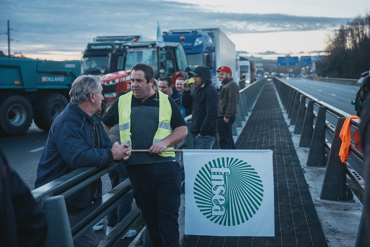 Los agricultores a pie de bloqueo, esta mañana, en los accesos por autopista a Baiona.