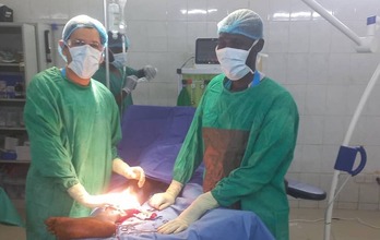 El médico cirujano de Médicos Sin Fronteras Aldo Rodríguez durante una intervención en Sudán en agosto de 2023.