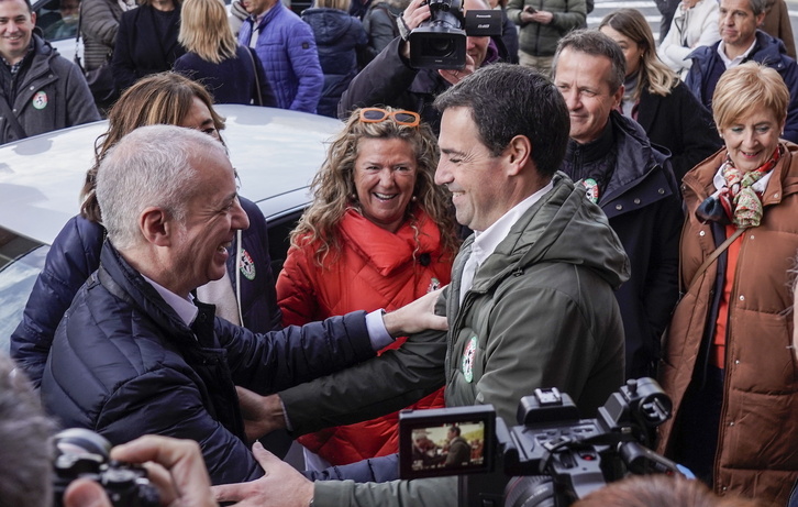 El PNV juntó a Iñigo Urkullu e Imanol Pradales en Sukarrieta para fotografiarse sonrientes.