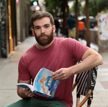 Beñat Olea muestra un ejemplar de ‘Eki en las nubes’.