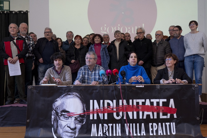 Comparecencia de los querellantes, este martes en Iruñea.