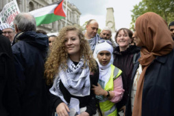 Ahed Tamimi ekintzailea, 2019an Londresen egindako manifestazio batean.