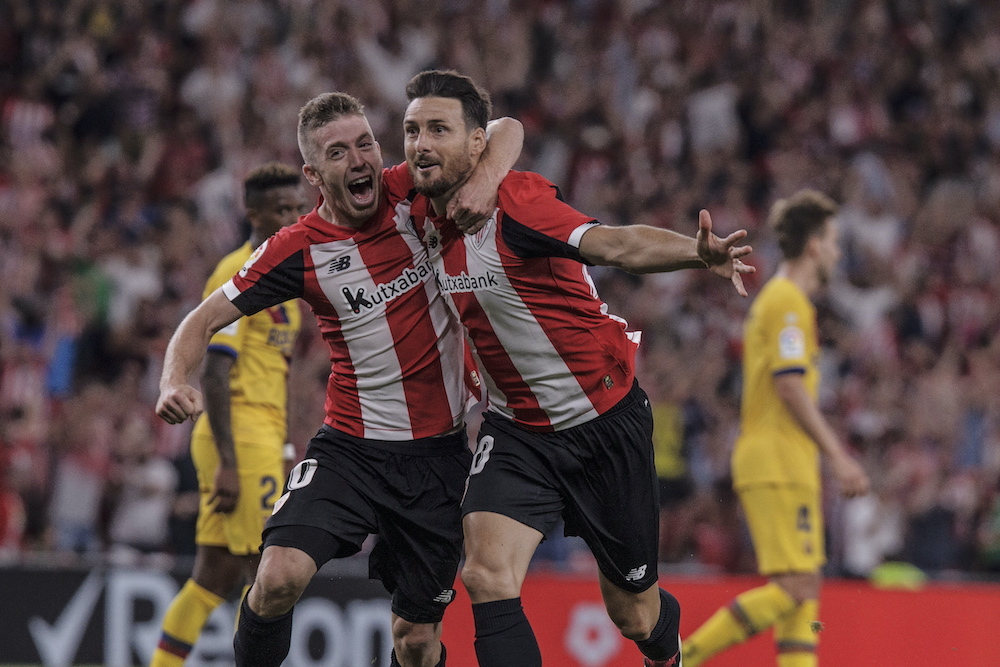 Aduriz eta Muniain aurrelari donostiarrak sartutako azken gola ospatzen. (Aritz LOIOLA / FOKU) Aduriz eta Muniain aurrelari donostiarrak sartutako azken gola ospatzen. (Aritz LOIOLA / FOKU)