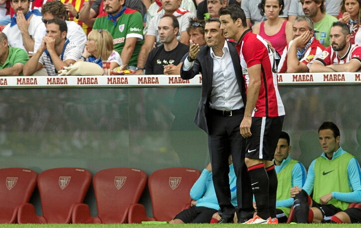 Valverde, Adurizi azalpenak ematen, Bartzelonaren kontrako partida batean.