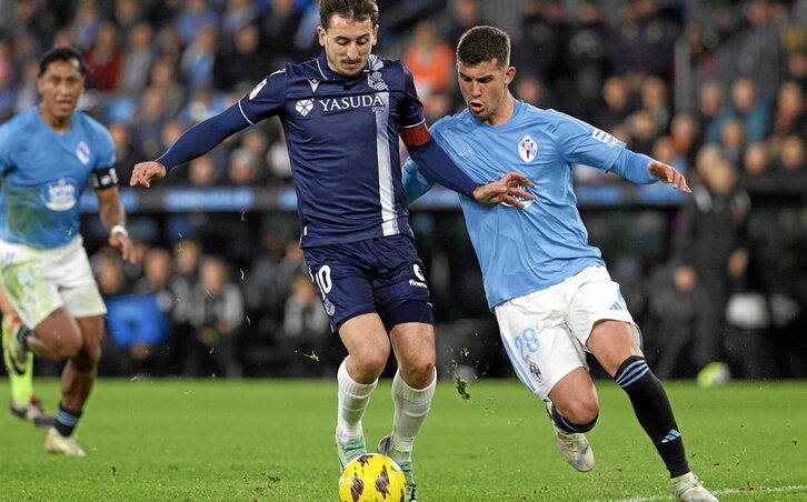 Oyarzabal, que conduce el balón ante la oposición del central del Celta Carlos Domínguez, marcó en el primer minuto del partido.