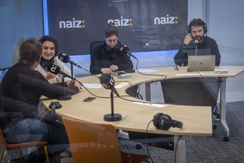 NAIZ Irratiko lan taldeko kideak estudio berrietan.