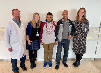 Aissam, con su padre y su madre y los responsables del tratamiento.