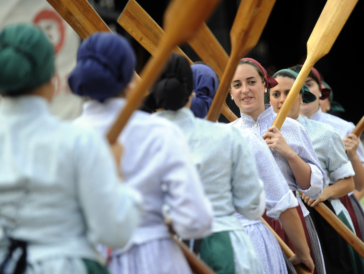 Euskal dantzak Plaza Barrian, artxiboko irudian.
