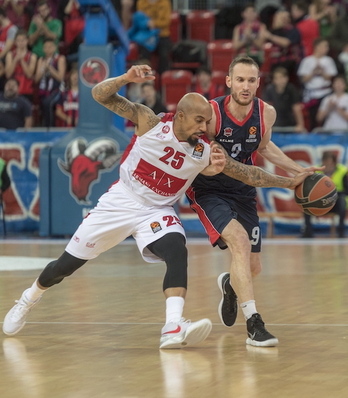 Jordan Theodore, en el partido de la Euroliga 2017/18 en el que Armani Milano derrotó a Saski Baskonia en Zurbano, gracias a una canasta del recién fichado jugador.
