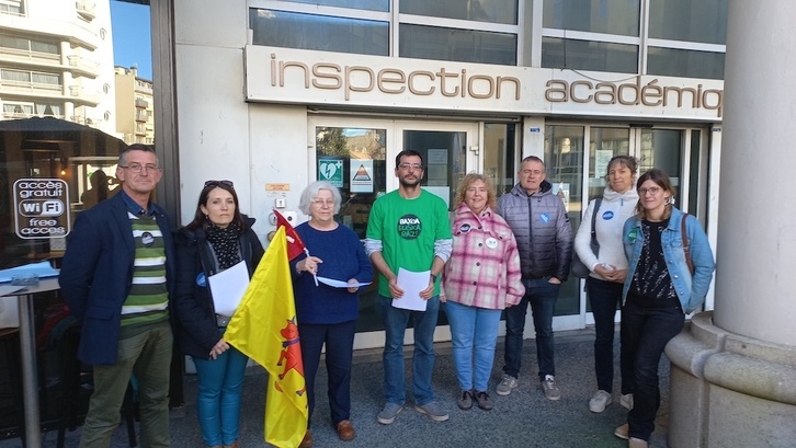 Euskaraz edo okzitarieraz jarduten duten hezkuntza eragileak elkartu dira, gaur goizean, Pauen.