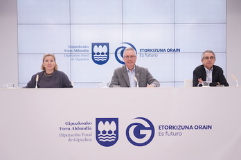 José Ignacio Asensio, en el centro, ha desmentido lo dicho por el Gobierno navarro en su Parlamento.