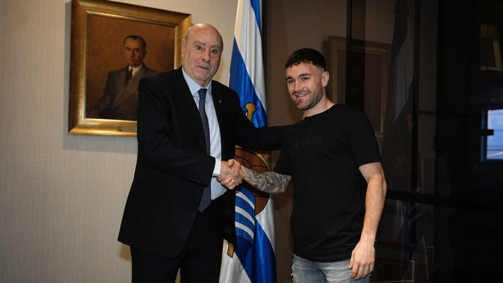 Javi Galán posa con el vicepresidente de la Real Ángel Oyarzun.
