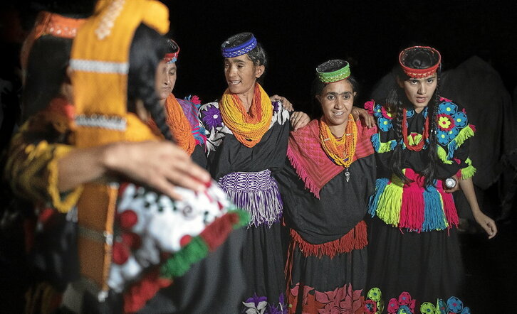 Emakumeek janzkera tradizional propioa dute, alai eta deigarria.