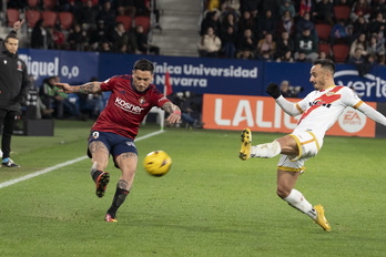 Chimy Ávila centra en un partido anterior frente al Rayo.